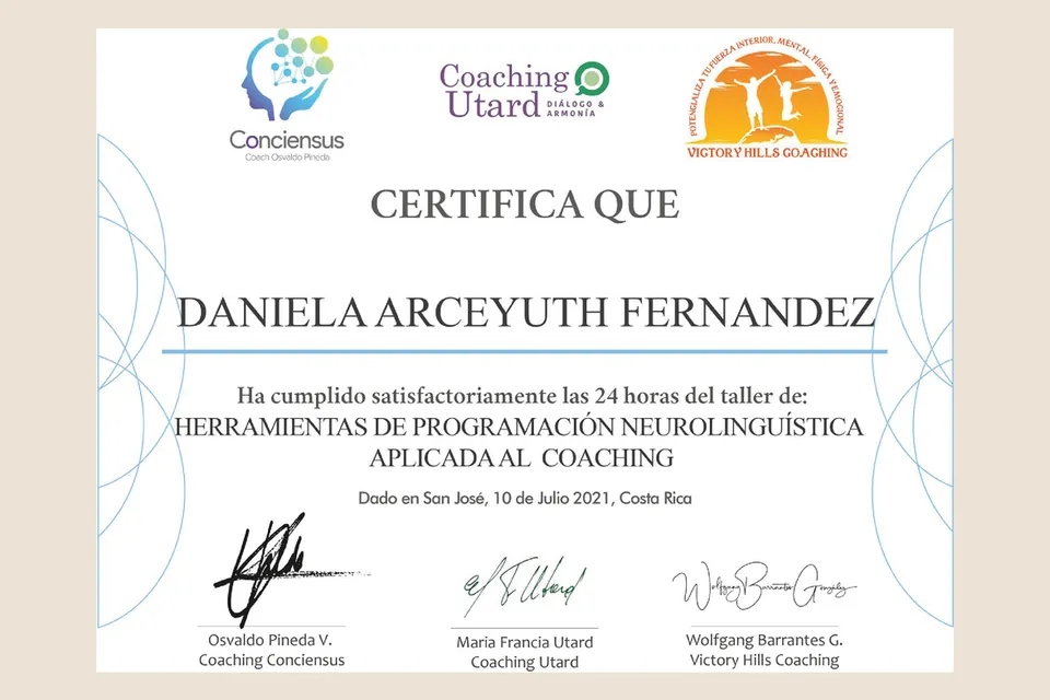 Certificado del taller de 24 horas Herramientas de Programación Neurolingüística aplicada al coaching, a nombre de Daniela Arceyuth Fernandez, San José, 10 de julio de 2021, con los logos de Conciensus, Coaching Utard y Victory Hills Coaching y tres firmas.